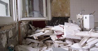 Демонтаж хрущевки в Новокуйбышевске - удаление старых полов и стен по выгодной цене от 1757 рублей.